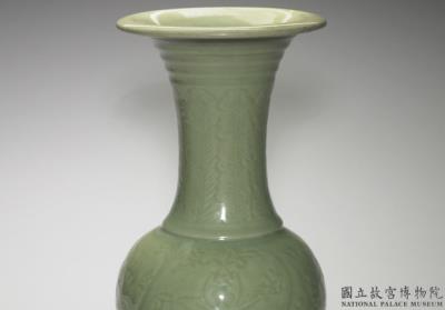 图片[2]-Fengwei everted-rim vase with incised floral decoration in celadon glaze. Longquan ware. Early Ming dynasty, 15th century.-China Archive